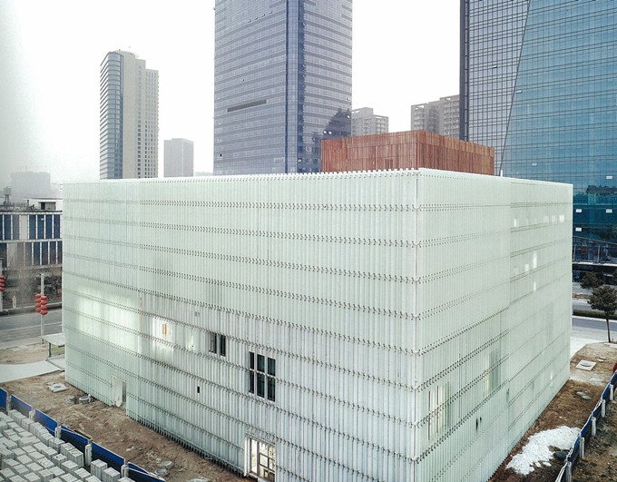 展厅设计网-玻璃百叶的透明与折射